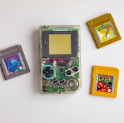 Imagem de um Game Boy com 3 cartuchos