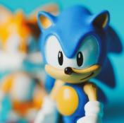 Imagem de um boneco do Sonic